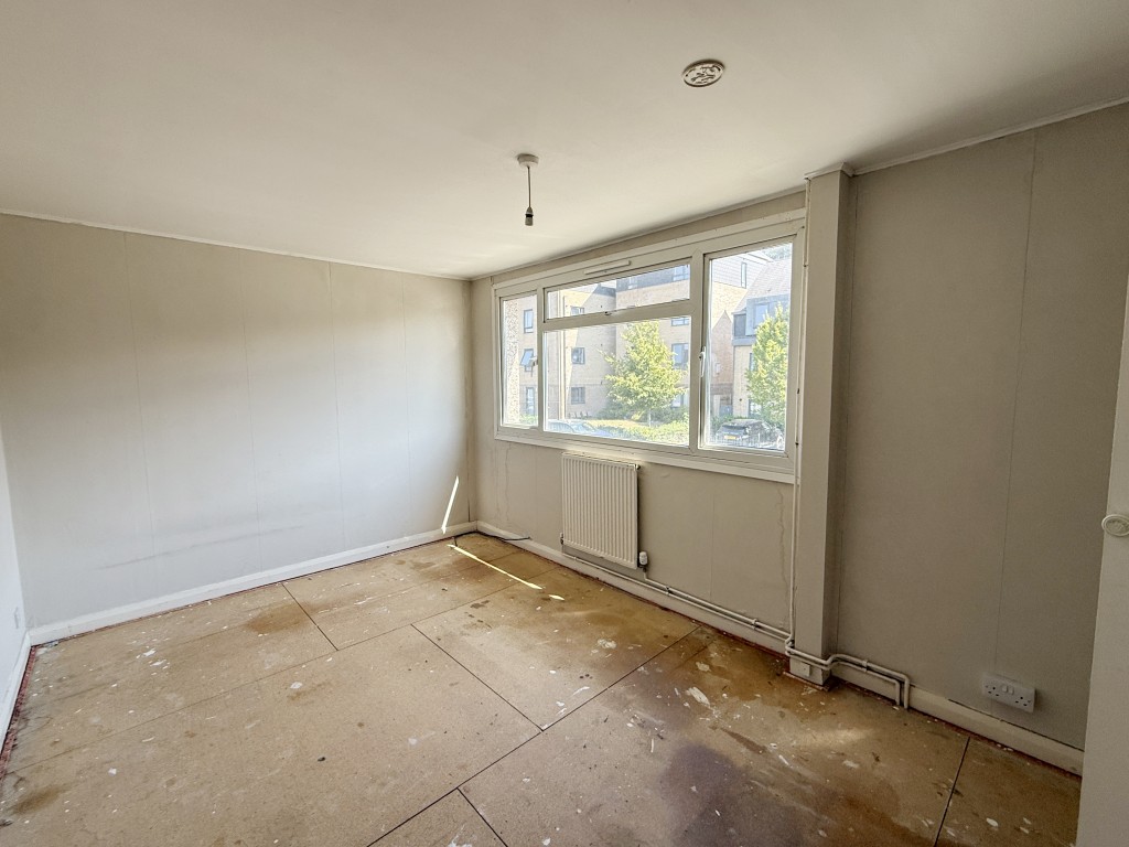 Lot: 15 - HOUSE IN NEED OF IMPROVEMENT - Bedroom 1 in House in Need of Improvement